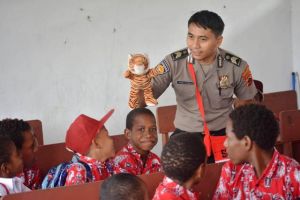 Binmas Noken Polri Ajarkan Wawasan Kebangsaan di SDN 2 Dekai Kabupaten Yahukimo
