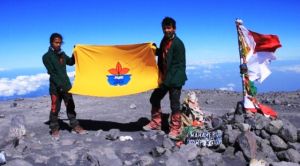 3 Hari Tempuh Pendakian, Dua Mahasiswa Unbari Jambi Ini Kibarkan Bendera di Puncak Mahameru