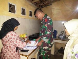 Prada Abdurrahmat Ajari Warga Buat Pempek Agar Bisa Jadi Usaha Sampingan