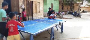 Anak-anak di Desa Ladang Peris Diajarkan Teknis Bermain Tenis Meja