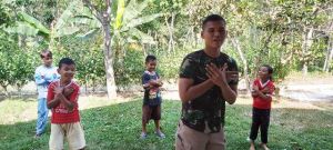 Hibur di Acara Penutupan, Satgas TMMD Ini Ajarkan Anak Desa Ladang Peris Menari