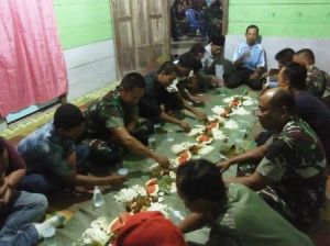 Penuh Keakraban, Warga Desa Ladang Peris dan Satgas Makan Bersama Beralaskan Daun Pisang