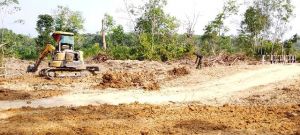 Jalan TMMD di Desa Ladang Peris Dibuatkan Bahu Jalan Agar Tahan Lama