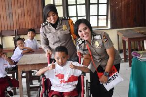 Kali ini Binmas Noken Polri Hadir di SLB Petra Nabire
