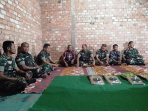 Keakraban Kasdim, Satgas dengan Warga Makan Bersama 