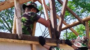Rangkaian Kayu Dari TNI, Menghantarkan Rumah Layak Huni Sejumlah Warga