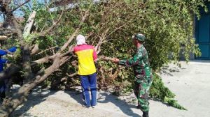 Peduli Lingkungan, Satgas TMMD Bantu Warga Bersih-Bersih Lingkungan