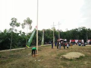 Warga dan Satgas  Gotong Royong Persiapkan Upacara Penutupan, Batang Pinang Terpasang di Lapangan