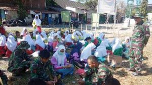 Di Berbagai Kesempatan Satgas TMMD Selalu Komsos Dengan Warga