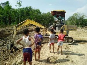 Anak-anak Desa Ladang peris Senang Bisa Melihat Langsung Alat Berat Bekerja