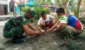 TNI Satgas TMMD Masih Sempat Ajarkan Anak-Anak Berkebun