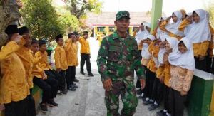 ''Diajari Pak Tentara, Kami Sudah Lihai Cara Memberi Salam Hormat Yang Benar''