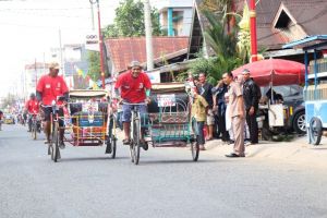 Bupati Safrial Lepas Peserta Lomba Balap Becak Kayuh Dan Becak Hias   