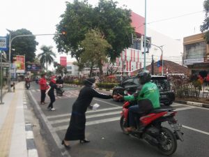 Usai Upacara HUT RI, PDIP Jambi Bagi Bagi Masker ke Pengendara Jalan