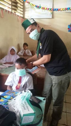 Datangi Sekolah, HMI Cabang Jambi Bagi-Bagi Masker untuk Siswa SD