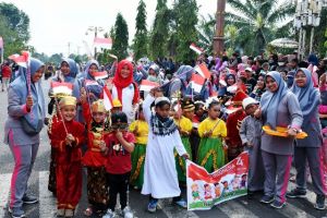 Pawai 17 Agustusan, Yunninta Disambut Hangat Masyarakat Batanghari