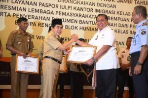 Wako AJB Raih Penghargaan Anubhawa Sasana Desa