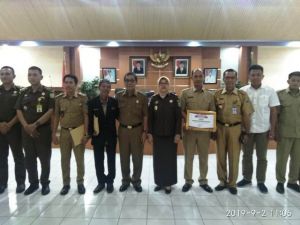 Pemkab Batanghari Serahkan Dokumen Kependudukan SAD