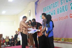 Wabup Amir Sakib Serahkan Mahasiswi Asal Tanjab Barat ke Universitas Sahid