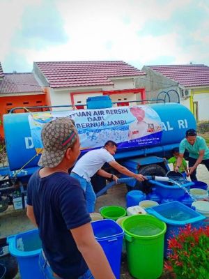 Fachrori Bagi-Bagi Air Bersih Gratis ke Warga Kota Jambi