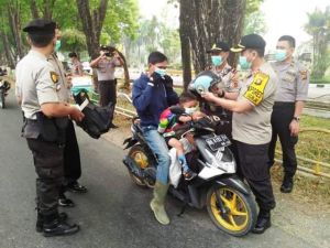 Asap Mulai Pekat, Kapolres Merangin Bagi Bagi Masker
