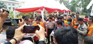 Tuntutan Aliansi Peduli Karhutla dan Kabut Asap Ditandatangani di Lapangan Kantor Gubernur