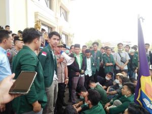 Aksi Mahasiswa Unbari Soal Kabut Asap di DPRD Sempat Memanas, Kapolda Jambi Turun Tangan