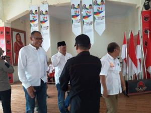 Kenakan Baju Putih-Putih, Puluhan Tim Fasha Datangi PDI Perjuangan Ambil Formulir