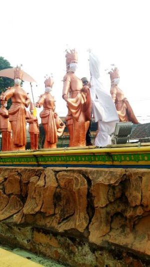 Protes Asap Karena Karhutla,  Kain Kafan Dipasang  di Patung Selamat Datang di Kota Jambi