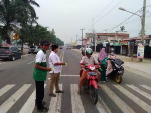 Bentuk Kepedulian Dampak Karhutla, DPC PKB Tebo Bagi-Bagi Masker ke Warga dan Siswa MI
