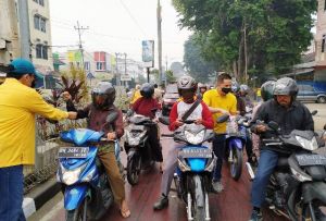 Fraksi Golkar DPRD Provinsi Jambi Bagi-Bagi Masker ke Warga Kota Jambi