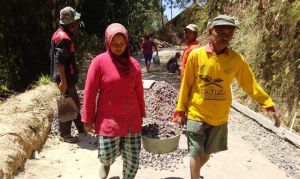Srikandi-Srikandi Yang Tak Canggung Ikut Kerja di Proyek TMMD