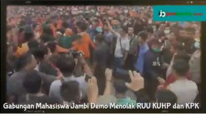 VIDEO: Aksi Ribuan Mahasiswa Jambi Tolak Revisi UU KPK berakhir Ricuh