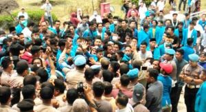 Aksi PMII di Kantor Gubernur Jambi Ricuh dan 3 Orang Terluka, Korlap: Kami Sedih