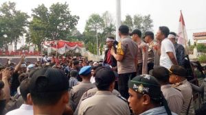 Padati Kantor Bupati, Warga Bantang Kibul Minta Pindah Dari Merangin