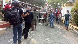 Pintu Gerbang Kantor Bupati Merangin Dirusak Pendemo