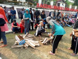 Jika Tak Ditemui Bupati Al Haris Pendemo Bawa Persiapan Masak Depan Kantor Bupati