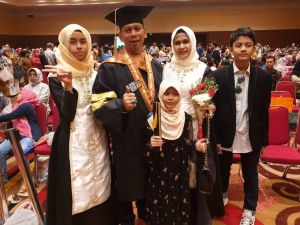 Didampingi Anak dan Istri, drg Iwan Resmi Sandang Gelar Magister Administrasi Rumah Sakit