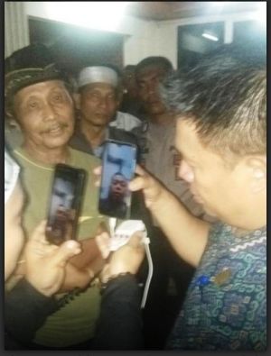 Lewat Video Call, Al Haris Luluhkan Pendemo di Kantor Bupati, Ini yang Disampaikannya