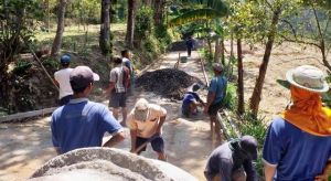 Cangkul Terus Diayun Demi Segera Selesainya Jalan TMMD