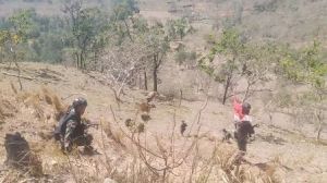 Amankan batas Negara Pos Fohululik, Satgas Pamtas RI-RDTL Yonif Raider 142/KJ Lakukan Patroli Patok