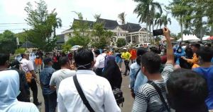 Demo di DPRD Provinsi Jambi Ricuh, Polisi Tembakkan Gas Air Mata 