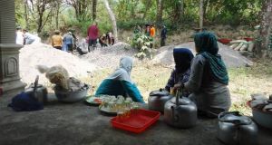 Pedagang Makanan dan Minum Gratis di Lokasi TMMD