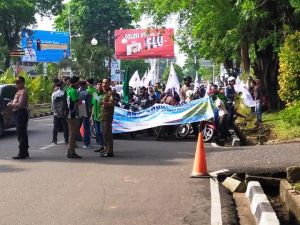 Ratusan Massa Buruh dari KSBSI Tolak Kenaikan Iuran BPJS Padati Simpang BI