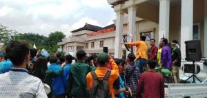 Demo ke DPRD, Mahasiswa Paksa Gelar Sidang Rakyat di Ruang Paripurna