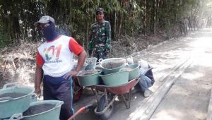 Tak Ingin Absen di Pengecoran Jalan TMMD
