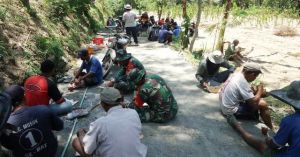 TNI dan Warga Makan Siang Lesehan di Jalan TMMD