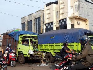 Satu Truk Batu Bara Remuk Setelah Tabrak Truk Batu Bara yang sedang Parkir