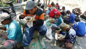 TNI Merasakan Nikmatnya Makan Bersama di Lokasi TMMD