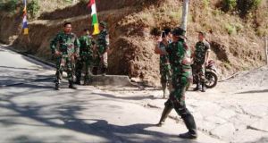 Hilangkan Lelah, TNI Abadikan Diri di Lokasi TMMD